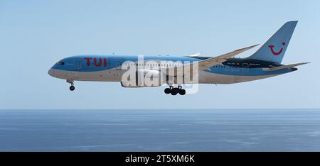 Teneriffa, Spanien, 5. November 2023. Boeing 787-8 Dreamliner von TUI Airlines fliegt am blauen Himmel und landet am Flughafen Teneriffa über dem Meer Stockfoto