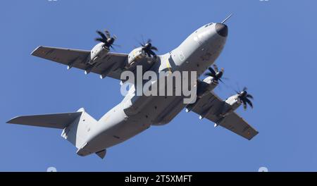 Ein Airbus A400M fliegt im Rahmen der Feierlichkeiten zum Spanien-Tag im Oktober 2023 über Madrid Stockfoto