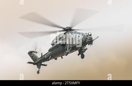 Ein Augusta AH-129D Mangusta-Kampfhubschrauber, der von der italienischen Armee auf der RIAT 2023 ausgestellt wurde Stockfoto