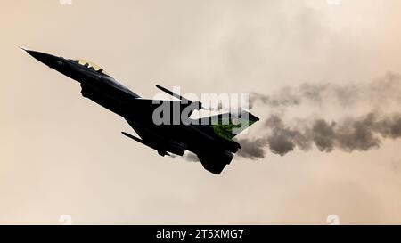 Die Silhouette eines General Dynamics F-16A Kampffalken wird von der belgischen Luftwaffe gezeigt Stockfoto