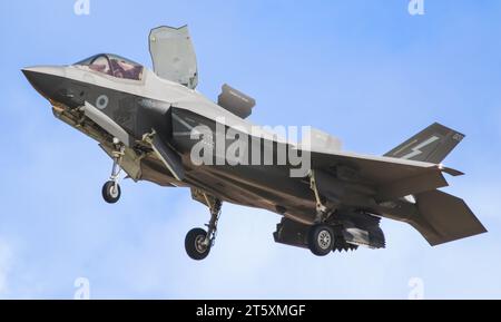 Ein Lockheed Martin F-35B Lightning II während eines vollen Schwungs Stockfoto