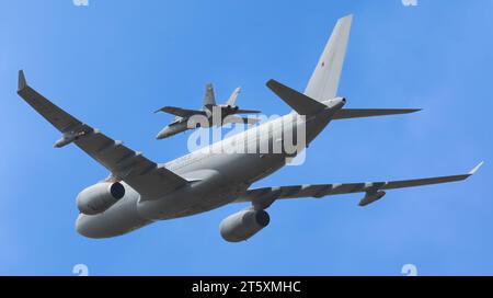 Ein finnischer F/A-18C Hornet-Kampfflugzeug fliegt an der Seite eines britischen RAF Airbus KC2 Voyager als Teil einer Tankanlage Stockfoto