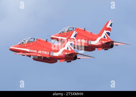 Ein Paar Red Arrows Hawk T1A-Jets der British Royal Air Force (RAF) während einer Kunstflugschau Stockfoto