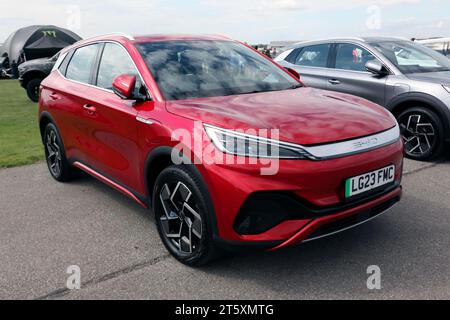 Dreiviertel-Vorderansicht eines Red, 2023, BYD Atto 3, batteriebetriebener kompakter Crossover-SUV im Testbereich der British Motor Show 2023 Stockfoto