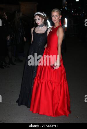 NEW YORK, NEW YORK - NOVEMBER 06: Stacey Bendet und Nicky Hilton Rothschild kommen am 6. November 2023 bei den CFDA Awards 2023 im American Museum of Natural History in New York City an. Copyright: XRWx Credit: Imago/Alamy Live News Stockfoto