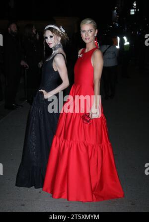 NEW YORK, NEW YORK - NOVEMBER 06: Stacey Bendet und Nicky Hilton Rothschild kommen am 6. November 2023 bei den CFDA Awards 2023 im American Museum of Natural History in New York City an. Copyright: XRWx Credit: Imago/Alamy Live News Stockfoto