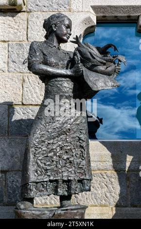 Teil des Aberdeen Fishing Memorial, eine Skulptur von David Williams-Ellis (2018) im Aberdeen Maritime Museum, Shiprow, Aberdeen, Schottland Stockfoto