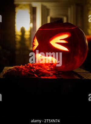 Beleuchtete Jack-o-Laterne, die krank ist. Stockfoto