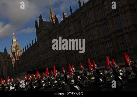 Mitglieder der Blues and Royals, einer Einheit der Household Cavalry, kommen bei der Prozession im Palace of Westminster vor der Parlamentseröffnung im House of Lords in London an. Bilddatum: Dienstag, 7. November 2023. Stockfoto