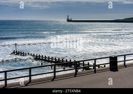 Der North Pier und die South Breakwater Leuchttürme von der Esplanade, Aberdeen, Schottland, Großbritannien Stockfoto