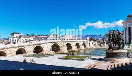 Die Steinbrücke Skopje ist eine Brücke über den Fluss Vardar in Skopje, der Hauptstadt der Republik Nordmazedonien. Stockfoto