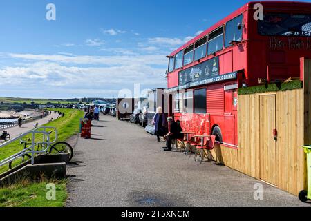 Ein Doppeldeckerbus, der in ein Café an der Esplanade umgewandelt wurde, Aberdeen, Schottland, Großbritannien Stockfoto
