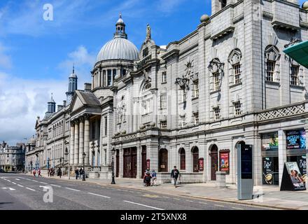 St. Mark's Church and His Majesty's Theatre am Rosemount Viaduct, Aberdeen, Schottland, Großbritannien. Das Theater wurde von Frank Matcham entworfen und 1906 eröffnet. Stockfoto