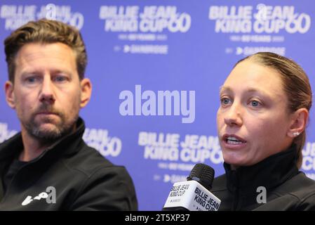 Charleroi, Kanada. November 2023. Der belgische Mannschaftskapitän Wim Fissette und die belgische Yanina Wickmayer wurden während einer Pressekonferenz im Vorfeld des Treffens zwischen Belgien und Ungarn in den Play-offs für den Billie Jean King Cup am Dienstag, den 7. November 2023, in Charleroi vorgestellt. BELGA FOTO BENOIT DOPPAGNE Credit: Belga News Agency/Alamy Live News Stockfoto