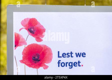 London, Großbritannien. November 2023. Während wir uns dem Gedenksonntag nähern, sind rote Mohnschilder im ganzen Land sichtbar, einschließlich London, während sich die Menschen auf den Anlass vorbereiten. Quelle: Sinai Noor/Alamy Live News Credit: Sinai Noor/Alamy Live News Stockfoto