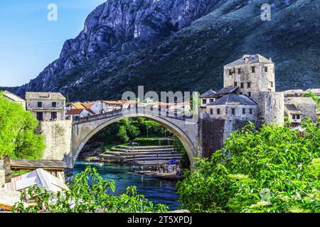 Die alte Brücke in Mostar mit dem smaragdgrünen Fluss Neretva. Bosnien und Herzegowina Stockfoto