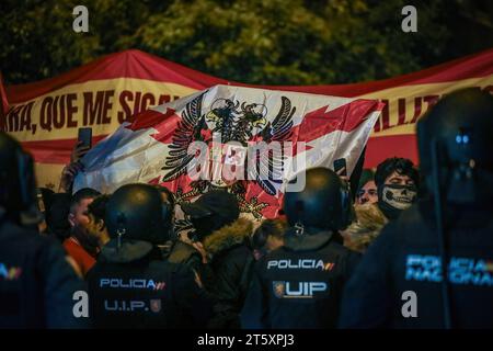 Madrid, Spanien. November 2023. Eine Gruppe von Aufruhr-Polizeiklagen gegen Demonstranten, die versuchen, während der rechtsextremen Kundgebung gegen die Amnestie der katalanischen Politiker und gegen den amtierenden Präsidenten der spanischen Regierung, Pedro Sanchez, die Polizei zu brechen. Quelle: SOPA Images Limited/Alamy Live News Stockfoto