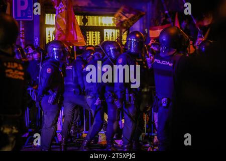 Madrid, Spanien. November 2023. Die Polizei ist während der Kundgebung gegen die Amnestie katalanischer Politiker und gegen den amtierenden Präsidenten der spanischen Regierung Pedro Sanchez aufmerksam. Quelle: SOPA Images Limited/Alamy Live News Stockfoto