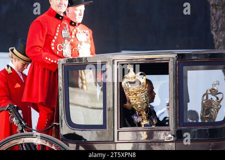 London, Großbritannien. November 2023. King Charles wurde auf dem Weg zur Eröffnung des Parlaments entlang der Parliament Street gefahren, wo er die Legislativpläne der Regierung bis zur nächsten Wahl ankündigen wird. Die Stange des Staates wurde in einem eigenen Wagen vor dem König zum Parlament gebracht. Quelle: Anna Watson/Alamy Live News Stockfoto