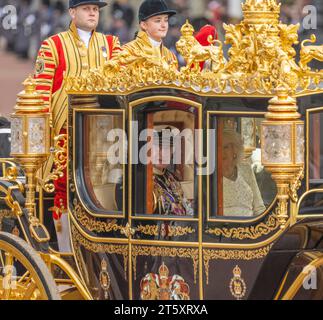 London, Großbritannien. November 2023. König Karl III. Kehrt zum Buckingham Palace zurück, nachdem er an der Eröffnung des Parlaments teilgenommen hatte. Quelle: Malcolm Park/Alamy Live News Stockfoto