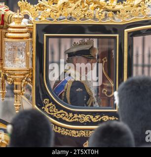 London, Großbritannien. November 2023. König Karl III. Kehrt zum Buckingham Palace zurück, nachdem er an der Eröffnung des Parlaments teilgenommen hatte. Quelle: Malcolm Park/Alamy Live News Stockfoto