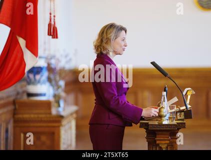 Kopenhagen, Dänemark. November 2023. Sophie Haestorp Andersen, Major der Stadt Kopenhagen, hält am Dienstag, 7. November 2023, eine Rede beim Empfang im Rathaus Kopenhagen. Das spanische Königspaar ist auf einem dreitägigen Staatsbesuch in Dänemark Credit: Ritzau/Alamy Live News Stockfoto