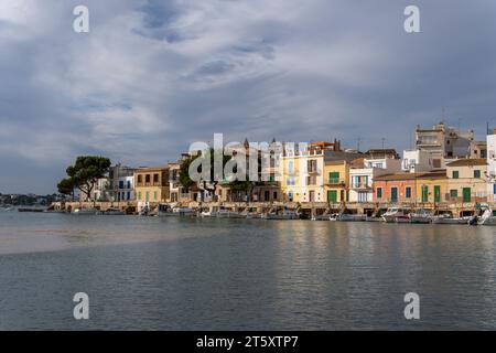 Portocolom, Spanien; 06. november 2023: Allgemeiner Blick auf die malerische mallorquinische Stadt Portocolom und ihren berühmten Bootssteg, bei Sonnenaufgang an einer Herbstzeit Stockfoto