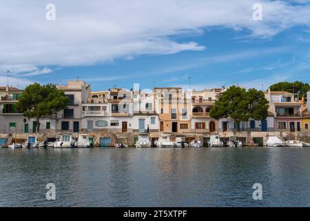 Portocolom, Spanien; 06. november 2023: Allgemeiner Blick auf die malerische mallorquinische Stadt Portocolom und ihren berühmten Bootssteg, bei Sonnenaufgang an einer Herbstzeit Stockfoto