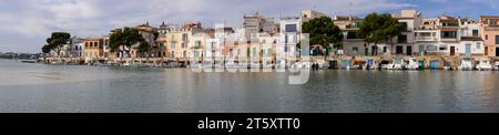 Portocolom, Spanien; 06. november 2023: Panoramablick auf die malerische mallorquinische Stadt Portocolom und ihren berühmten Bootssteg bei Sonnenaufgang im Herbst Stockfoto