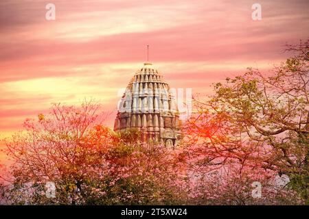 Ruinen von buddhistischen alten Shichara, Dagoba, Stupa in Südthailand, Ayutthaya. Die antike Hauptstadt des Königreichs Ayutthaya, die Sia vorausging Stockfoto