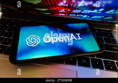 In dieser Abbildung wird ein OpenAI-Logo auf einem Smartphone angezeigt. Stockfoto