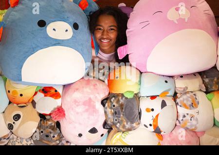 FOTOS WURDEN AM MITTWOCH, DEN 8. NOVEMBER, 0001 GESPERRT. London, Großbritannien. November 2023. Der 14-jährige Avive Williams mit Squishmallows, einem der beliebtesten Spielzeuge dieses Weihnachten, das auf der Dreamtoys 2023 in London vorgestellt wurde. Die Liste der Toy Retailer Association sagt voraus, was dieses Weihnachten heiß sein wird. Quelle: Katie Collins/EMPICS/Alamy Live News Stockfoto