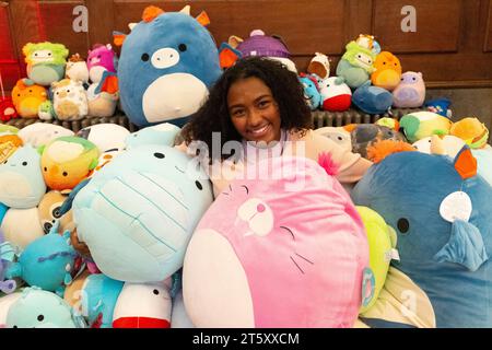 FOTOS WURDEN AM MITTWOCH, DEN 8. NOVEMBER, 0001 GESPERRT. London, Großbritannien. November 2023. Der 14-jährige Avive Williams mit Squishmallows, einem der beliebtesten Spielzeuge dieses Weihnachten, das auf der Dreamtoys 2023 in London vorgestellt wurde. Die Liste der Toy Retailer Association sagt voraus, was dieses Weihnachten heiß sein wird. Quelle: Katie Collins/EMPICS/Alamy Live News Stockfoto