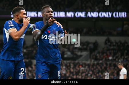 London, Großbritannien. November 2023. Nicolas Jackson aus Chelsea feiert mit Reece James aus Chelsea (l), nachdem er seinem Team das 4. Tor geschossen hat, sein 3. Tor im Spiel, um seinen Hattrick zu beenden. Premier League Spiel, Tottenham Hotspur gegen Chelsea im Tottenham Hotspur Stadium in London am Montag, 6. November 2023 . Dieses Bild darf nur für redaktionelle Zwecke verwendet werden. Foto nur für redaktionelle Verwendung von Sandra Mailer/Andrew Orchard Sportfotografie/Alamy Live News Credit: Andrew Orchard Sportfotografie/Alamy Live News Stockfoto