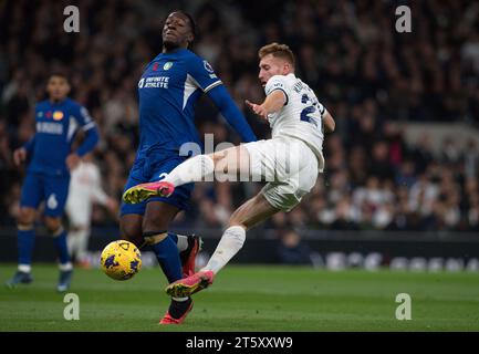 London, Großbritannien. November 2023. Dejan Kulusevski von Tottenham Hotspur hat einen Torschuss. Premier League Spiel, Tottenham Hotspur gegen Chelsea im Tottenham Hotspur Stadium in London am Montag, 6. November 2023 . Dieses Bild darf nur für redaktionelle Zwecke verwendet werden. Foto nur für redaktionelle Verwendung von Sandra Mailer/Andrew Orchard Sportfotografie/Alamy Live News Credit: Andrew Orchard Sportfotografie/Alamy Live News Stockfoto