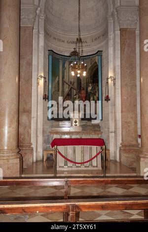 Die Altstadt von Jerusalem, Israel. Die Kirche der Verurteilung und Auferlegung des Kreuzes. Die Kapelle zeigt die Aufhängung des Kreuzes über dem Altar Stockfoto