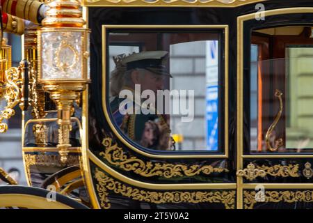 London, Großbritannien. November 2023. London, Großbritannien. November 2023. König Charles wurde auf dem Weg zur Eröffnung des Parlaments durch Whitehall gefahren, wo er die Legislativpläne der Regierung bis zur nächsten Wahl ankündigen wird. Er fuhr in einem Staatswagen, traf aber auf Demonstranten, die Flaggen und Plakate „Not My King“ schwenkten. Credit: Richard Lincoln/Alamy Live News Credit: Richard Lincoln/Alamy Live News Stockfoto