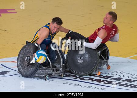 Artur Bertram (10) GER gegen Stefan Jansson (13 SWE) Rollstuhl Rugby Europameisterschaft in Koblenz, Deutschland am 28.06.2017 Stockfoto