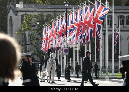 Whitehall, London, Großbritannien. November 2023. König Karl III. Kehrt nach der Eröffnung des Parlaments zurück, wo er die Legislativpläne der Regierung bis zur nächsten Wahl ankündigen wird. Quelle: Siehe Li/Picture Capital/Alamy Live News Stockfoto