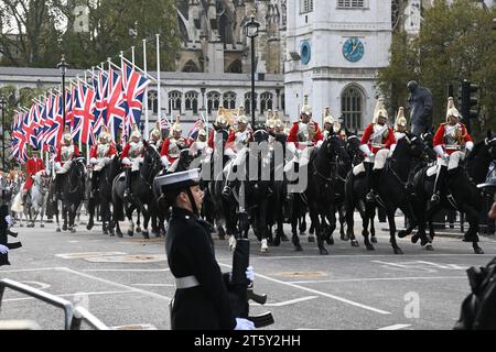 Whitehall, London, Großbritannien. November 2023. König Karl III. Kehrt nach der Eröffnung des Parlaments zurück, wo er die Legislativpläne der Regierung bis zur nächsten Wahl ankündigen wird. Quelle: Siehe Li/Picture Capital/Alamy Live News Stockfoto