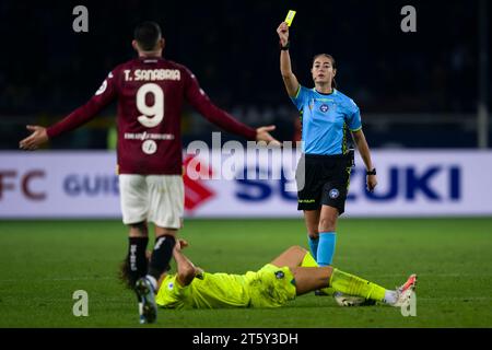 Die Schiedsrichterin Maria Sole Ferrieri Caputi zeigt Antonio Sanabria vom Torino FC während des Fußballspiels der Serie A zwischen Torino FC und US Sassuolo eine gelbe Karte. Stockfoto