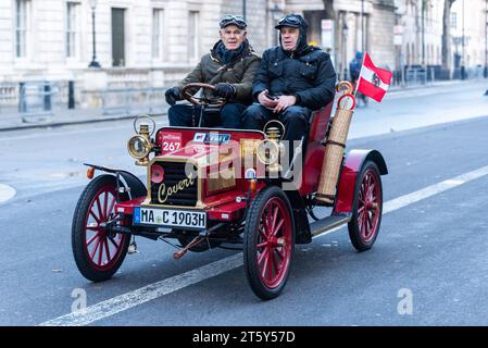 1904 Covert Car nimmt an der Rennstrecke London nach Brighton Teil, bei der Oldtimerrennen durch Westminster, London, Großbritannien, stattfindet Stockfoto