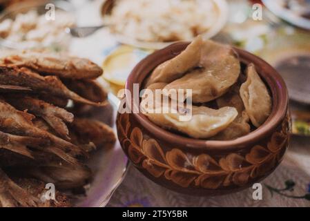 Teigtaschen mit gebratenen Zwiebeln auf einem traditionellen ukrainischen Teller. Stockfoto