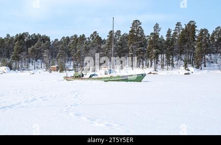Auf dem gefrorenen Inari-See in Finnland versenden. Stockfoto