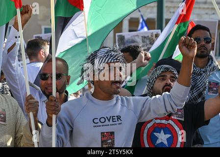 Athen, Griechenland. November 2023. Während eines pro-palästinensischen Protests ruft ein Teilnehmer vor dem griechischen Parlament Slogans. Stockfoto