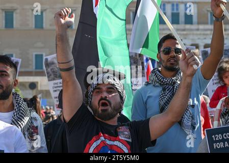 Athen, Griechenland. November 2023. Während eines pro-palästinensischen Protests ruft ein Teilnehmer vor dem griechischen Parlament Slogans. Stockfoto