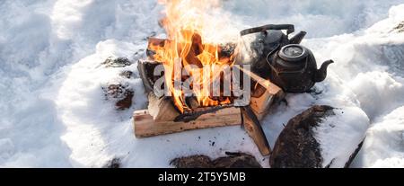 Winter Lagerfeuer im Schnee. Stockfoto