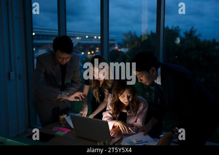 Lange Arbeitnehmerinnen und Arbeitnehmerinnen. Beruf und Working Spätkonzept. Stockfoto