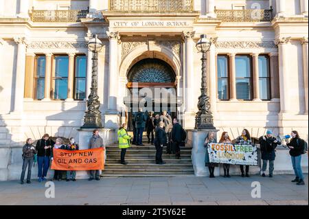 London, Großbritannien. 7. November 2023. Aktivisten von Fossil Free London versammeln sich vor der Global Energy Conference von J.P. Morgan, um gegen ihre Bilanz als die größten Bankenklima-Verbrecher der Welt zu protestieren. Anrede: Andrea Domeniconi/Alamy Live News Stockfoto