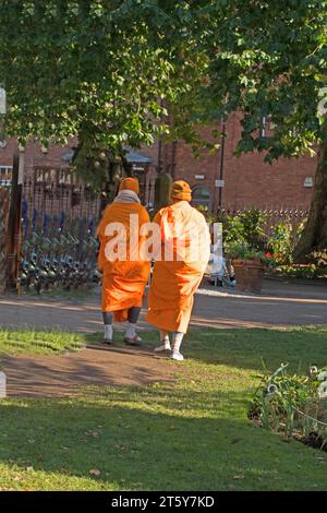 Theravada buddhistische Mönche genießen einen Spaziergang durch die Museum Gardens York England, Großbritannien. Oktober 2023. Stockfoto